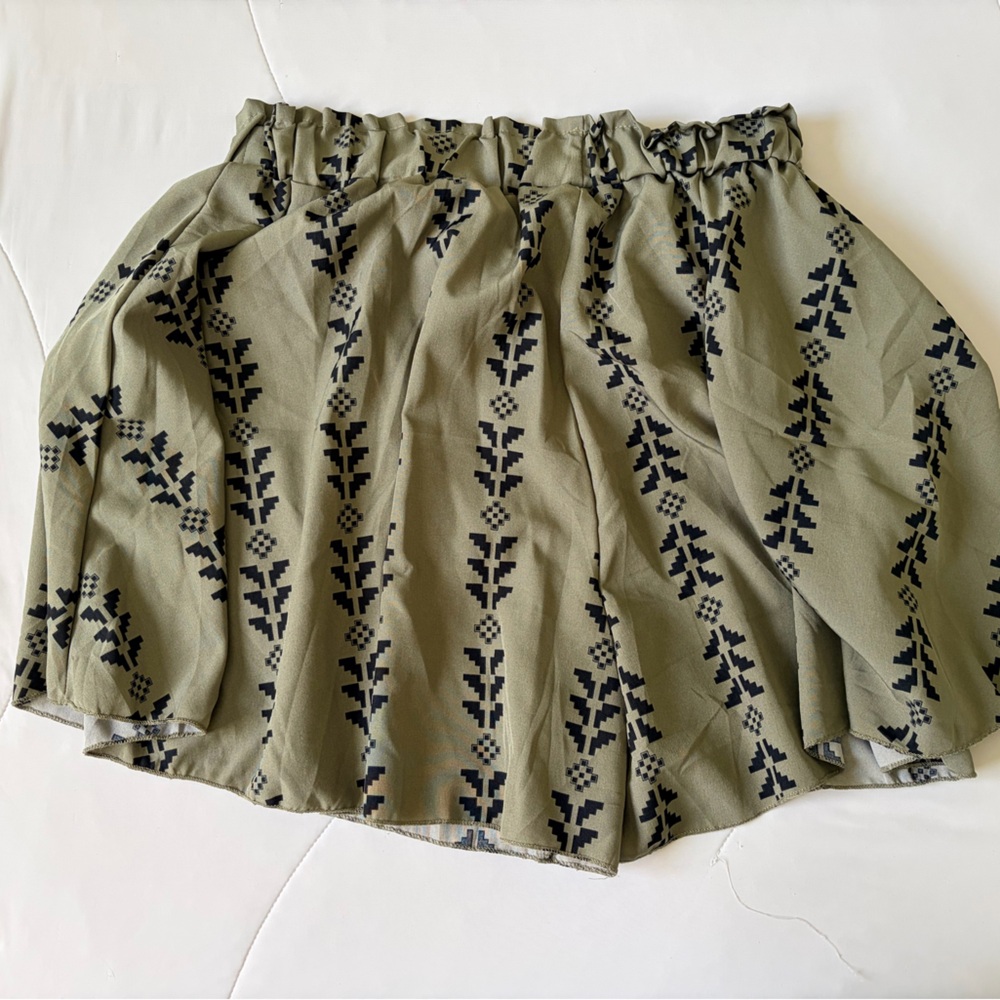 Patterned Green Shorts - Picture 2 of 2